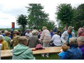 Feier des Mährisch-Neustädter Wachsstockfestes an der Weingartenkapelle (© Karl-Franz Thiede)